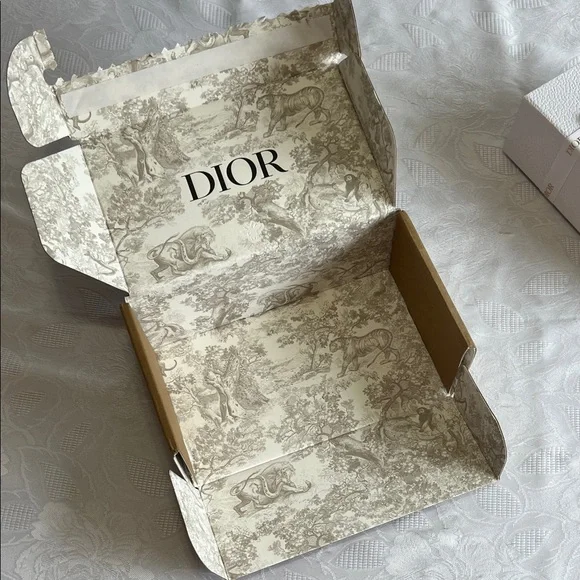 Dior Luxurious White and Gold Set - Picture 8 of 9